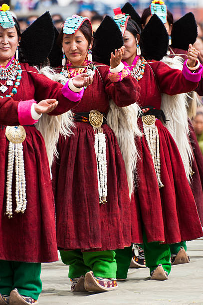 여자대표 전통적인 티베트인 옷 공연 민속 댄스 - traditional festival ladakh ethnic music india 뉴스 사진 이미지