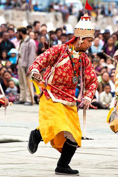 남자 티베트인 옷 전통 무용 공연 포크 - traditional festival ladakh ethnic music india 뉴스 사진 이미지