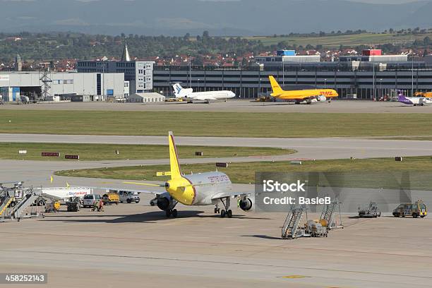 Stuttgart Airport Foto de stock y más banco de imágenes de Aeropuerto - Aeropuerto, Aeródromo, Aire libre