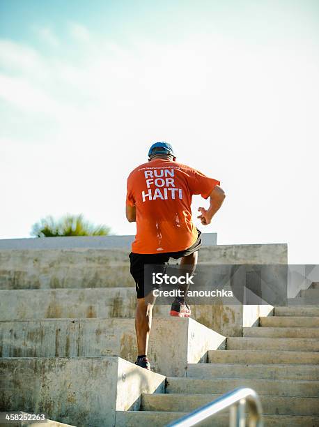 Senior Hombre Hacer Ejercicio Al Aire Libre Foto de stock y más banco de imágenes de Actividades y técnicas de relajación - Actividades y técnicas de relajación, Adulto, Aerobismo