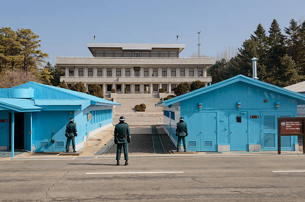 корейский демилитаризованная зона на panmunjom - panmunjom стоковые фото и изображения