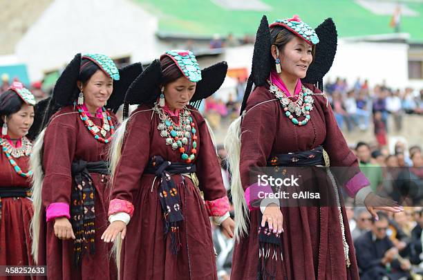 Photo libre de droit de Danseurs En Costumes Historiques banque d'images et plus d'images libres de droit de Ladakh - Ladakh, Vêtement traditionnel, Acteur
