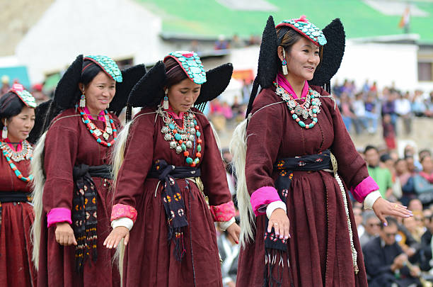 댄스팀 역사적 의상 - traditional festival ladakh ethnic music india 뉴스 사진 이미지