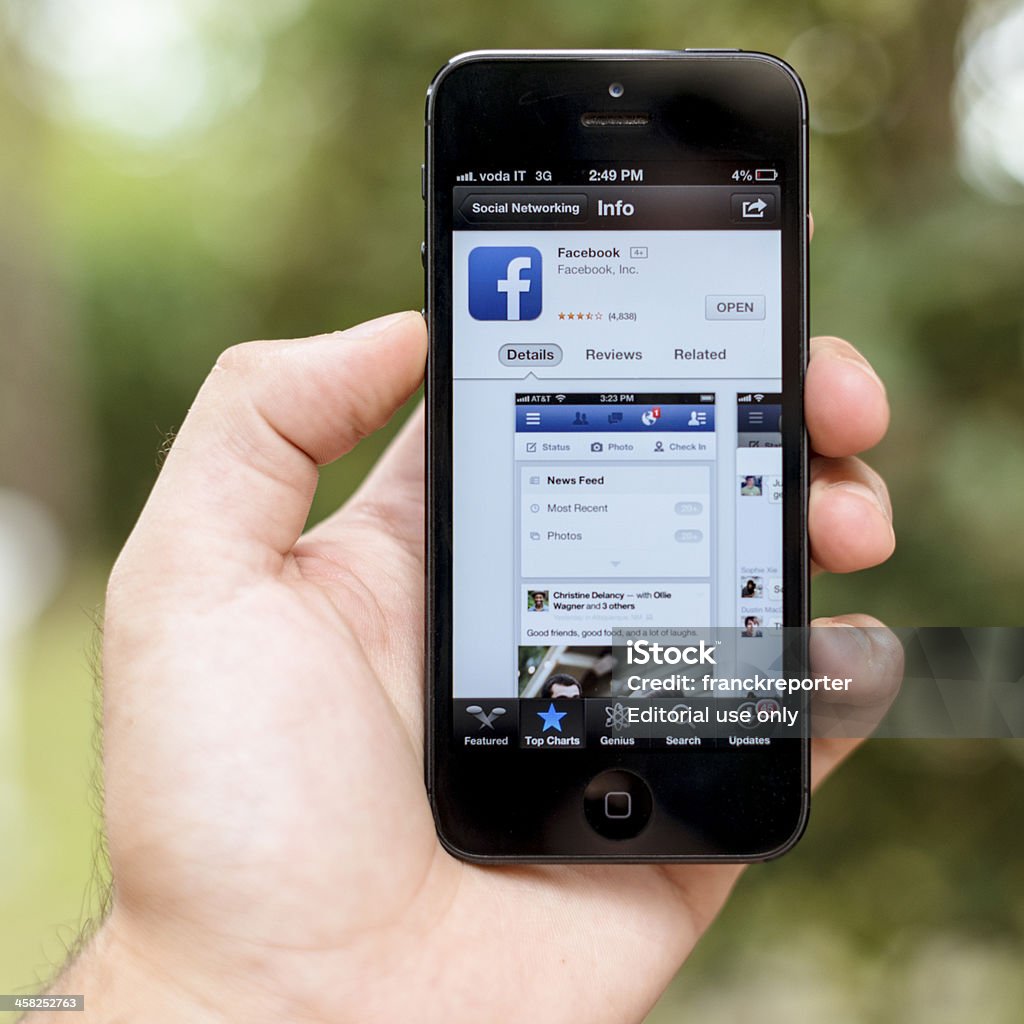 Facebook のウェブページを smarthphone Iphone 5 - iPhoneのロイヤリティフリーストックフォト