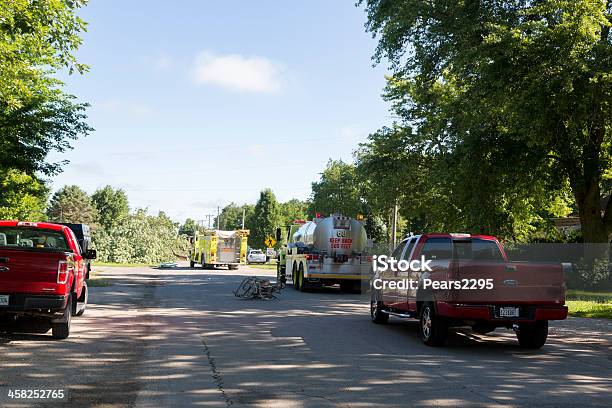 Photo libre de droit de Intervention Durgence banque d'images et plus d'images libres de droit de Accident et désastre - Accident et désastre, Arbre, Camion de pompiers