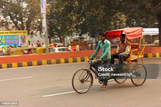 Rikshaw Ride Nella Vecchia Delhi India - Fotografie stock e altre immagini di Dipendenza - Dipendenza, Routine, Adulto
