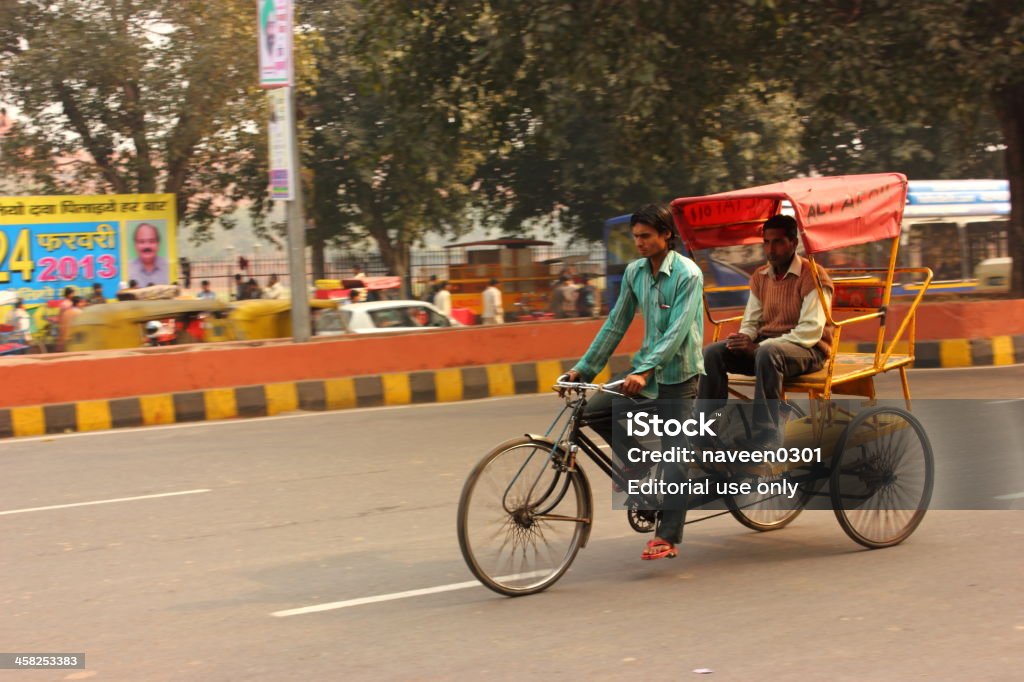 Rikshaw passeie na antiga Delhi, Índia - Foto de stock de Dependência royalty-free