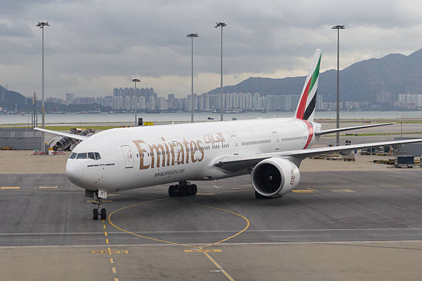 emirates boeing 777-300er - named airline fotografías e imágenes de stock