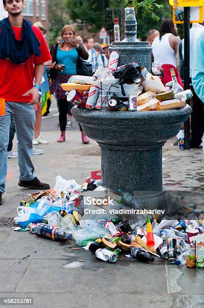 Foto de Rubbishes Depois De Carnaval e mais fotos de stock de Plástico - Plástico, Poluição, Carnaval - Evento de comemoração