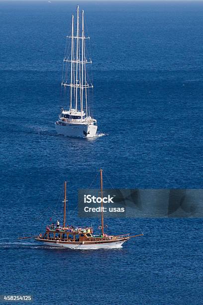 Foto de Três Masted Embarcação De Vela E Excursão Ketch No Mar Egeu e mais fotos de stock de Barco a Vela