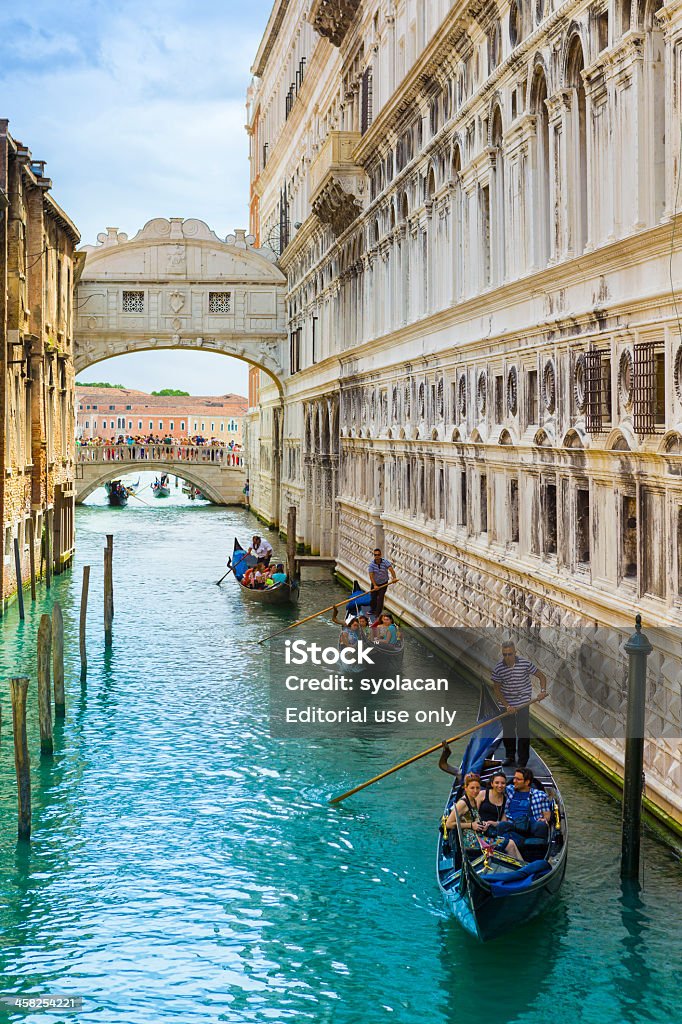 Bridge of Sighs mit Gondeln - Lizenzfrei Venedig Stock-Foto