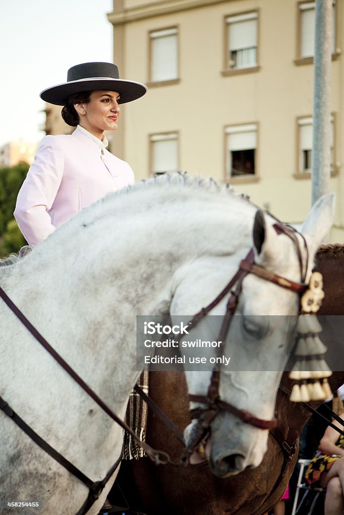 Jovem mulher com cavalo na primavera Parade - Foto de stock de Adulto royalty-free