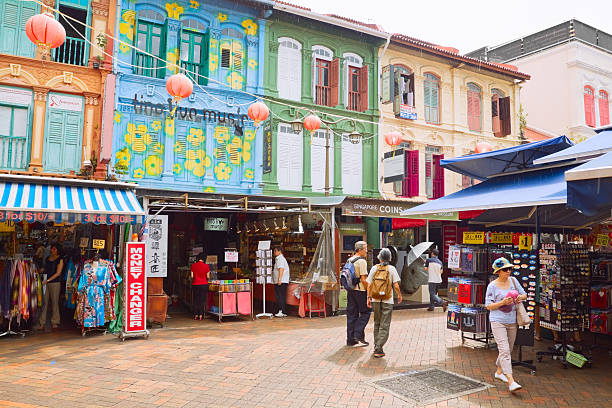 visita colorato chinatown - editorial asia singapore tourist foto e immagini stock