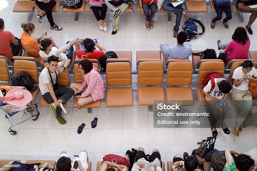 Los pasajeros en una puerta de embarque. - Foto de stock de Aeropuerto libre de derechos