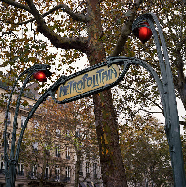 metropolitain sinal, paris, outono - paris france retro revival paris metro train sign imagens e fotografias de stock