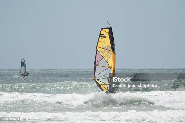 Windsurfers Em Monta Bay Cornualha - Fotografias de stock e mais imagens de Ao Ar Livre - Ao Ar Livre, Baía de Mount, Cornualha - Inglaterra