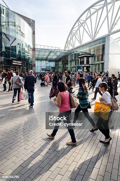 Los Amantes De Las Compras En Birmingham Inglaterra Foto de stock y más banco de imágenes de Birmingham - Condado de West Midlands