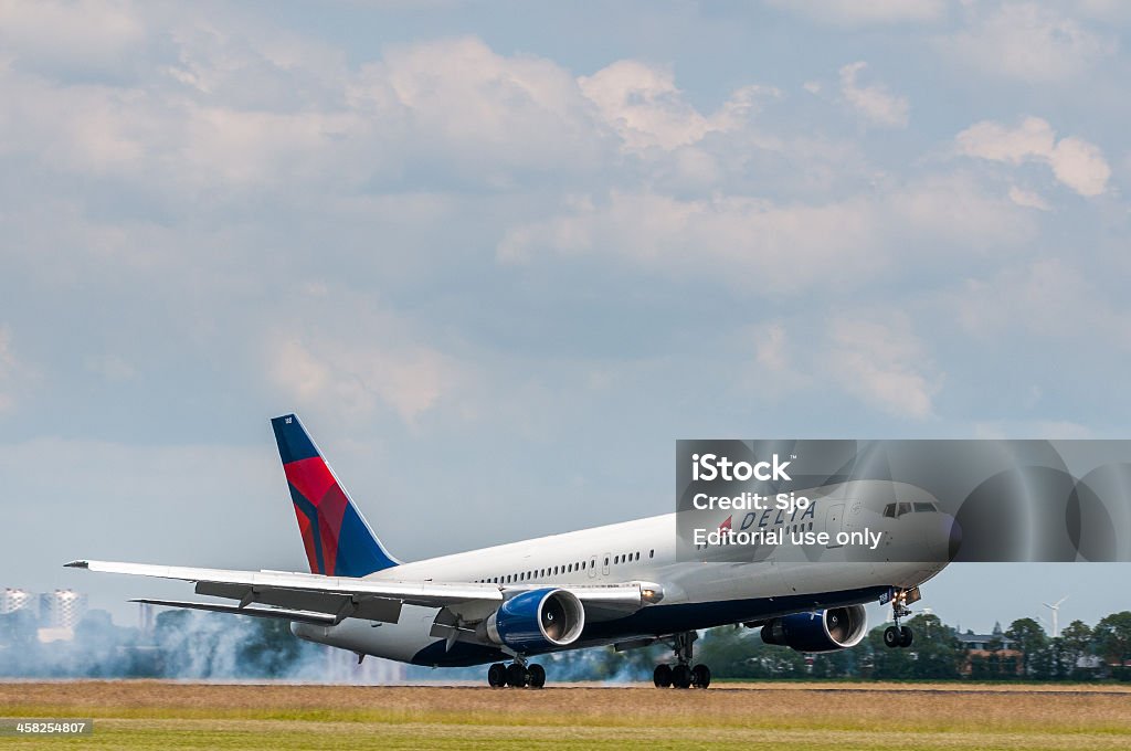 Delta airlines landing - Foto de stock de Avión de pasajeros libre de derechos