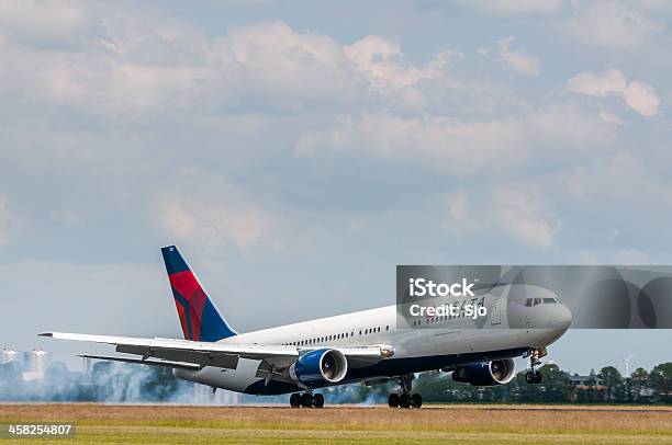 Delta Airlines Landing Foto de stock y más banco de imágenes de Avión de pasajeros - Avión de pasajeros, Líneas aéreas Delta, Aeropuerto