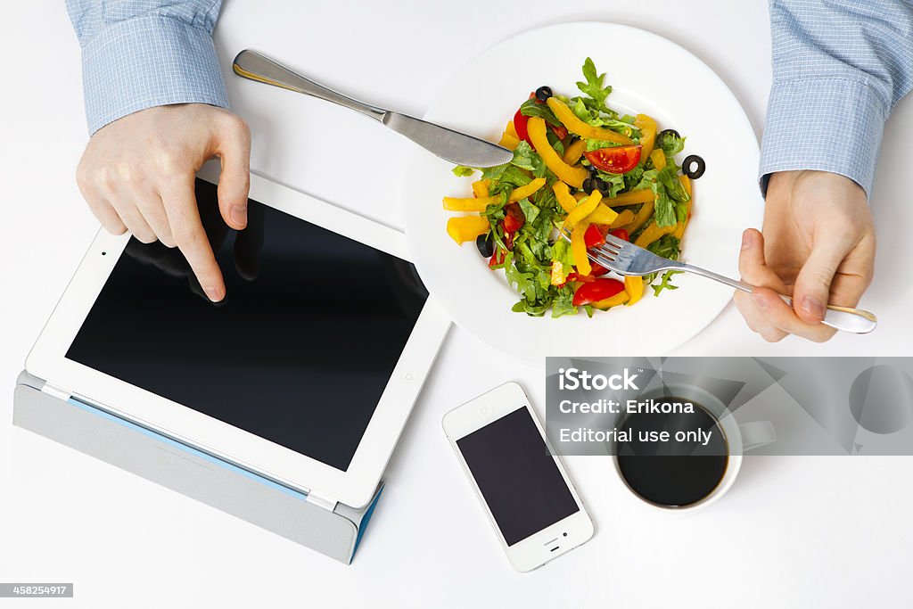 Homme à l'aide d'iPad et iPhone - Photo de Adulte libre de droits