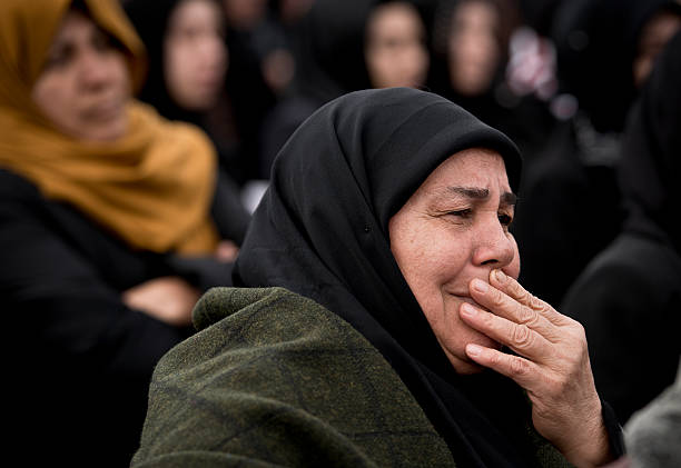 イスラム教徒の女性の頭 - grief women selective focus outdoors ストックフォトと画像