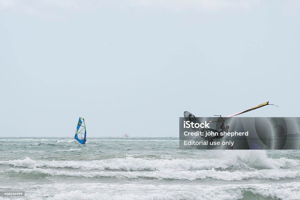Windsurfers in supporti bay, Cornovaglia - Foto stock royalty-free di Acrobazia