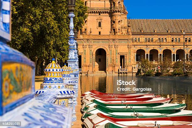 Barcos En La Plaza De España En Sevilla Foto de stock y más banco de imágenes de Agua - Agua, Aire libre, Arquitectura