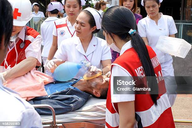 Antiterrorismo Punta - Fotografie stock e altre immagini di Accudire - Accudire, Adulto, Ambulanza