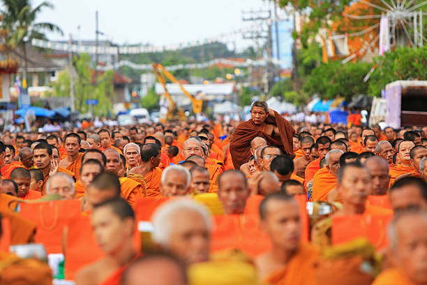 monges budistas se reúnem para celebrar o buddha jayanti - nakhon si thammarat - fotografias e filmes do acervo