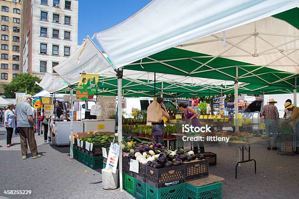 Praça Union Produzir Mercado - Fotografias de stock e mais imagens de Adulto - Adulto, Agricultor, Agricultura