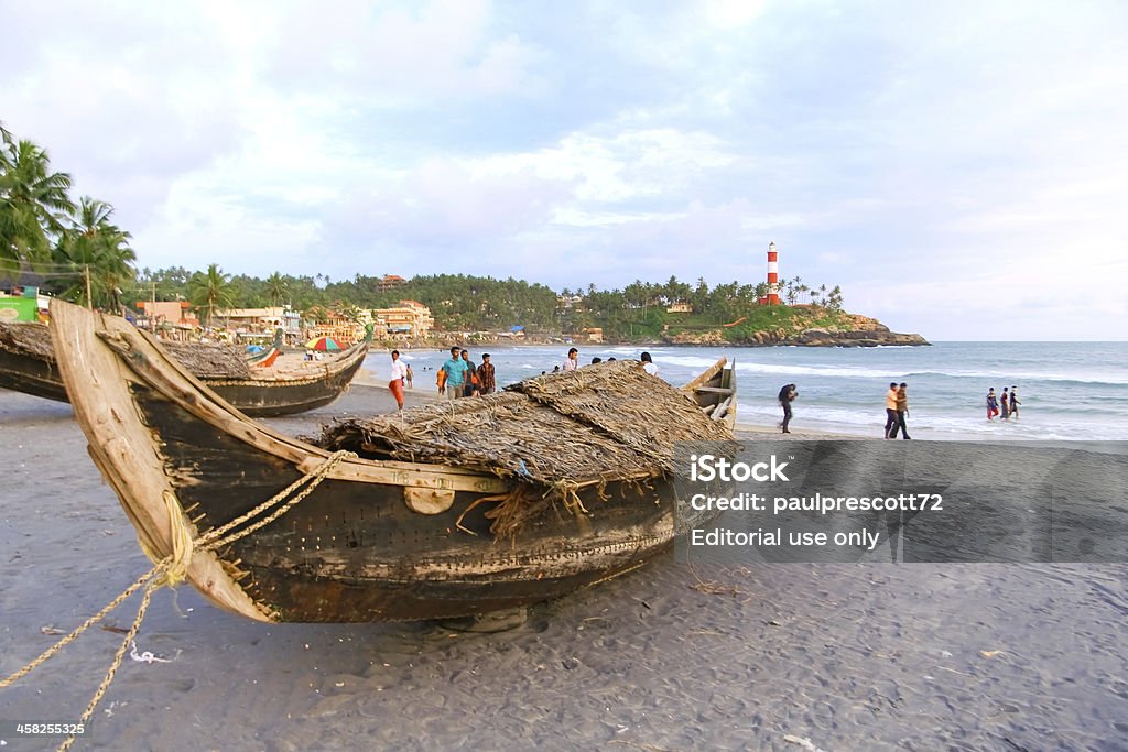 Imbarcazioni in legno sulla spiaggia - Foto stock royalty-free di Acqua