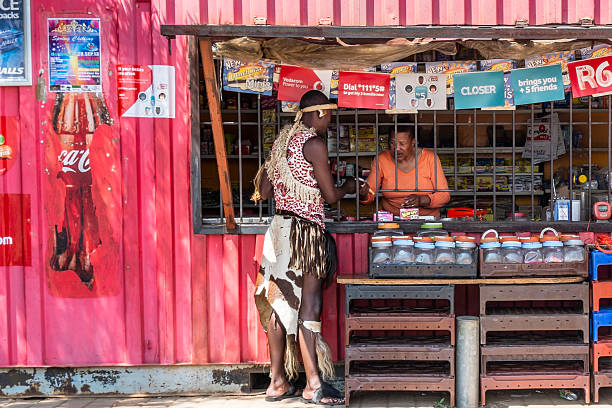 homme africain commercial spaza - south africa africa zulu african culture photos et images de collection