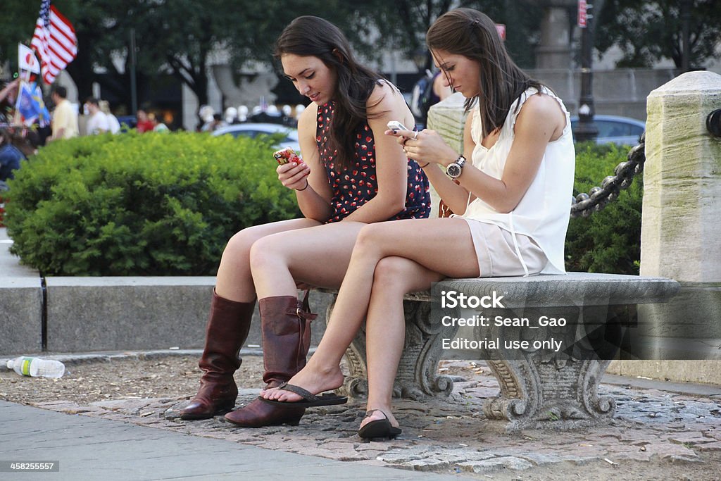 Deux jeunes femmes SMS - Photo de Adulte libre de droits