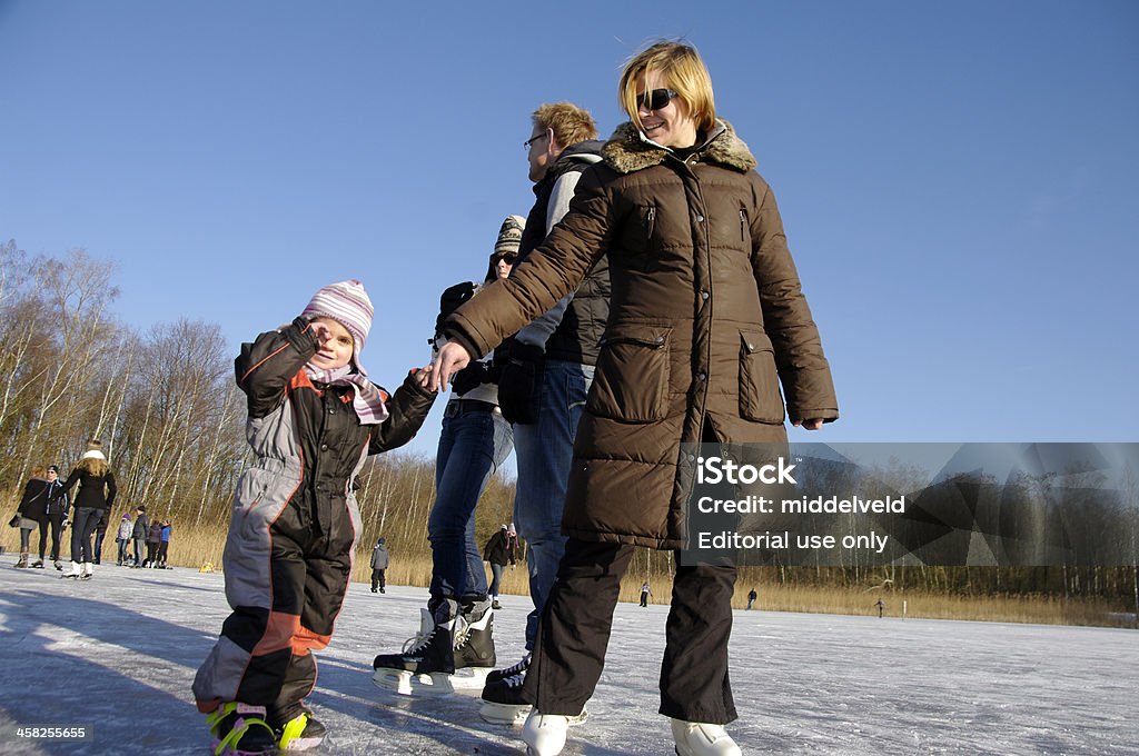 Lecciones de patinaje sobre hielo de la naturaleza - Foto de stock de 6-7 años libre de derechos