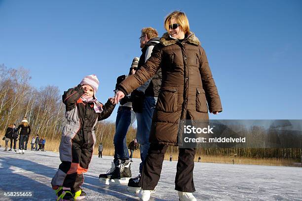 Skate Lezioni Sulla Natura Ghiaccio - Fotografie stock e altre immagini di 6-7 anni - 6-7 anni, Abiti pesanti, Acqua