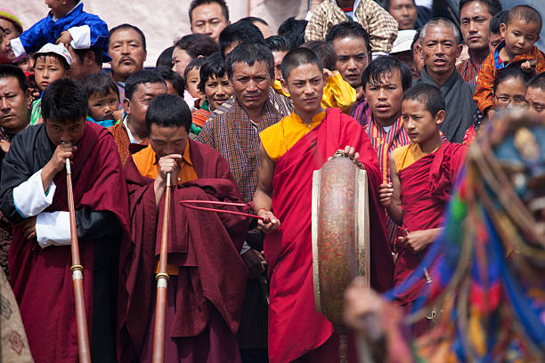 Menschen kommen Sie zum fire festival-ritual in Thangbi – Foto