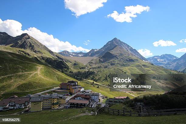 Panorama Di Kühtai Village Alto Adige Austria - Fotografie stock e altre immagini di Alpi - Alpi, Ambientazione esterna, Ambientazione tranquilla