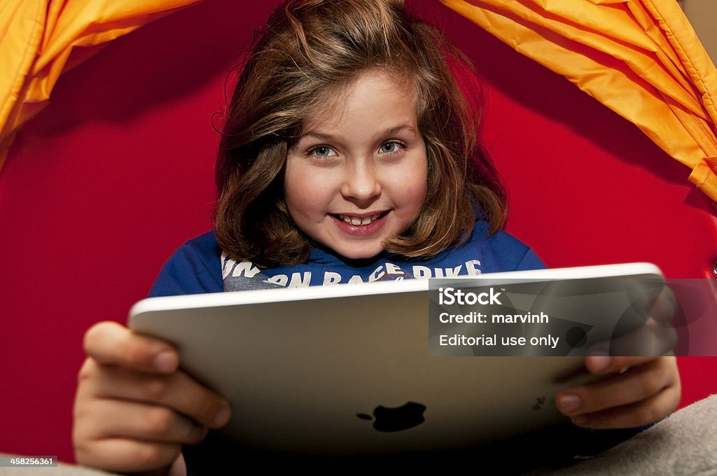 Kleines Kind spielt mit iPad - Lizenzfrei 8-9 Jahre Stock-Foto