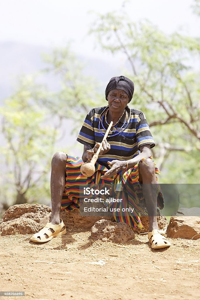 African womn é um tubo para fumantes - Foto de stock de Adulto royalty-free