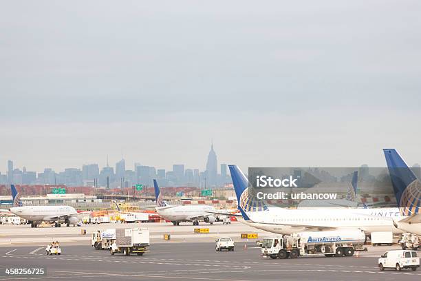 Vista A Las Pistas De Trabajo Foto de stock y más banco de imágenes de Atestado - Atestado, Asfalto, Avión de pasajeros