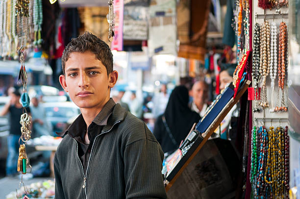 giovani nella città araba - jordan amman market people foto e immagini stock