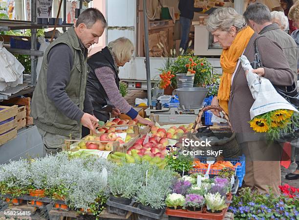 Outdoormarkt Stockfoto und mehr Bilder von Bauernmarkt - Bauernmarkt, Blumenmarkt, Einkaufen