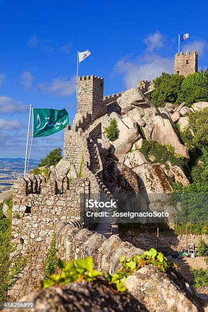 Foto de Castelo Dos Mouros Em Sintra Portugal e mais fotos de stock de Castelo - Castelo, Mouro, Sintra