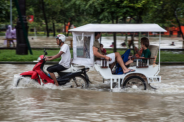 inondazione in cambogia-scena urbana 3 - flood people asia cambodia foto e immagini stock