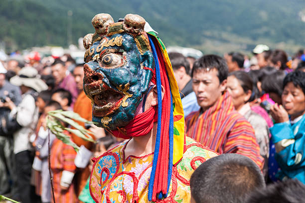 Buthanese-Tänzerin trägt traditionelle Maske im Thangbi fire festival – Foto