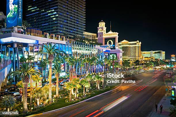 Tráfego No Centro Da Cidade De Las Vegas À Noite Nevada Eua - Fotografias de stock e mais imagens de Amarelo