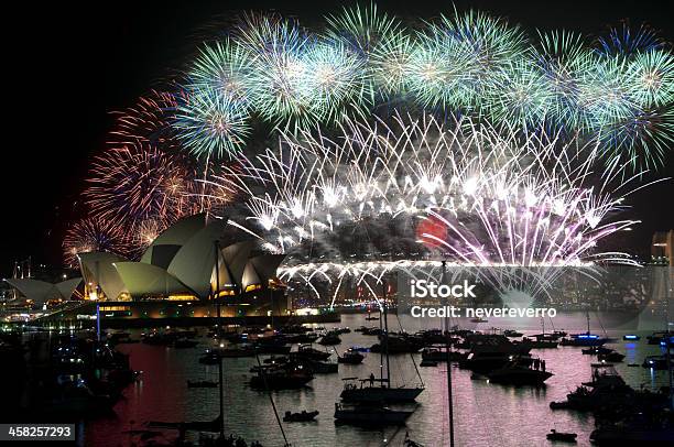 Foto de Fogos De Artifício De Ano Novo Sydney e mais fotos de stock de Fogos de Artifício - Objeto manufaturado - Fogos de Artifício - Objeto manufaturado, Fogos de artifício - Evento de entretenimento, Sydney