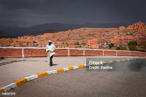 Hombre Caminando En Tinehir Marruecos Cielo Melancólico Foto de stock y más banco de imágenes de Acera