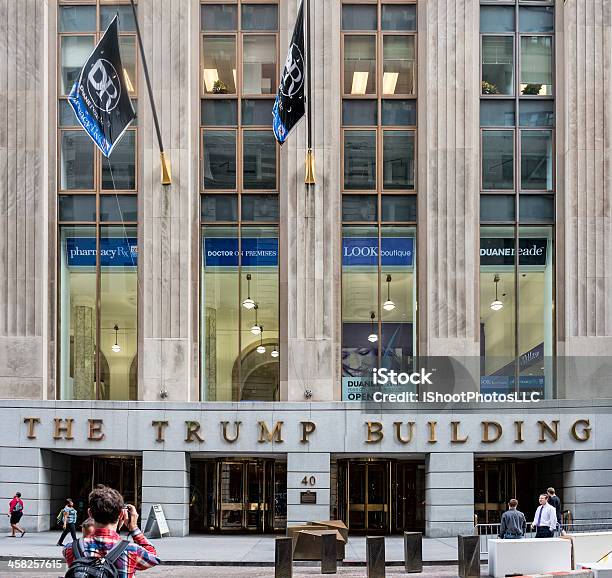 Edificio Trump Por Wall Street Foto de stock y más banco de imágenes de Aire libre - Aire libre, Bajo Manhattan - Manhattan, Bloque de Oficinas