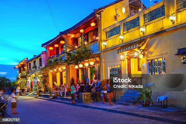 Foto de Iluminado Edifícios De Hoi An Vietnã e mais fotos de stock de Noite - Noite, Hoi An, Colonial